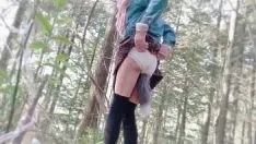 Redare Travesti japoneză joacă un vibrator în pădure