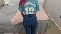 Putar Tetangga saya dari Argentina menelepon saya untuk merekam masturbasinya, saya pergi ke rumahnya dan dia mengenakan jeans ketat yang sangat provokatif