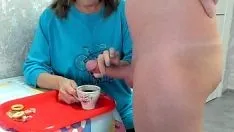 Reproducir Milf abuela bebe café con semen tabú, gran polla enorme carga