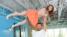 Reproduzir Spinner adolescente divertida e sedutora está brincando com seu namorado adorável