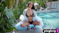 Reproducir Playboy3.com - la milf de ébano con culo grande y perfecto julie kay posa en lencería y posa al aire libre