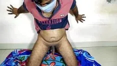 تشغيل رجل الشعر يقوم بإدخال الفرشاة في عمق المؤخرة