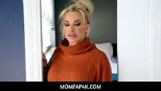 Putar Momfap4k - ibu tiri menemukan ketertarikan anak tirinya pada cougars