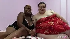Reproduzir Mulheres negras e brancas extremamente gordas em sexo lésbico raro