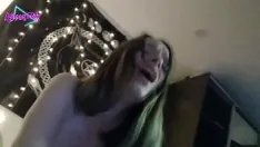 Reproduzir Destruindo uma vagabunda adolescente gritando e traindo