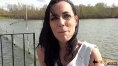 Afspelen Uit elkaar halen door de irrigatie mia ondergaat een sashay in haar kont