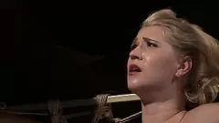 Afspelen Gehoorzame slaaf's kut peddelen en gedwongen deepthroat - Pijnlijke slettraining deel 1