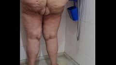 تشغيل متعرج جبهة تحرير مورو الإسلامية Coolmarina يتبول و sh الاستحمام في الحمام