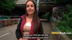 Reproduzir Adolescente magro ganha dinheiro por um boquete travesso e sexo missionário