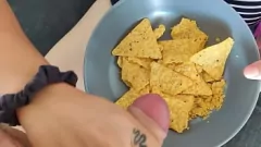 Afspelen Sissend hete tienermilf serveert nacho's met een kant van cumshot