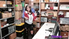 再生 制服を着たラテン系ティーンポルノスターがショッピングモールの警官の警備員とエッチする