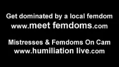 Redare Femdomul bisexual preia controlul cu jucăria dildo din POV