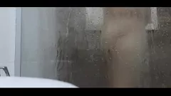 চালান ছোট মোরগের সাথে ঝরনা নিচ্ছে