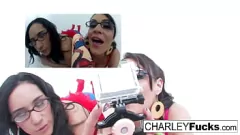 Reproducir Estrellas porno de lesbianas morenas Charley Chase & Friend Go Wild with Dildo Cam y Sexo oral