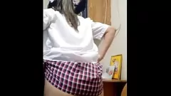 播放 秘密拍摄！我的继承人是最炙手可热的同学，她喜欢在教授办公室做自制色情片并炫耀她紧紧的猫