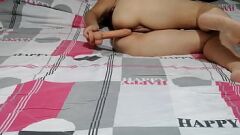 Afspelen Blonde MILF -vrouw Rossy heeft een intens orgasme tijdens het masturberen met dildo