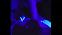 Redare Blonda plină de farmec dă o muie intensă de lumină neagră