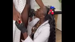 Reproduzir A solução para o pau grande do Dr. Throat: o dilema do boquete de um paciente de ébano