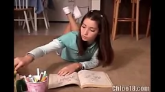 تشغيل كلوي 18، مراهقة سمراء صغيرة مع وشم، تستكشف صنمها عن طريق إصبع كسها الضيق بقلم تلوين في جلسة الاستمناء الفردية للهواة التي تتميز بزاز صغيرة وألعاب