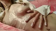 再生 熱い赤ちゃんが彼女の人格化について蒸留されたミルク川について話します