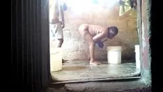 Jouer Un sénégalais est venu me baiser quand j'étais en train de faire la vaisselle