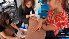 Reproduzir Pediheal para menina siamesa não profissional antes de uma foda e uma pickjob