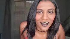 Redare Desi slattern purta înnegrirea rujului de buze are nevoie de buzele ei și scuipă bătut în jurul pantofului de gingie și pocnește-ți buzele | bloc | fetich