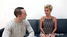 Jouer Un bébé blond sans voix touche un mec d'un mauvais voisinage.
