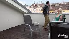 Jouer Dans la capitale tchèque, Max touche un suzerain chaud